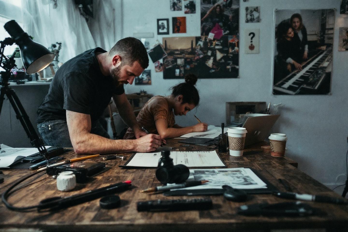 Deux personnes travaillant ensemble sur une table d'artiste