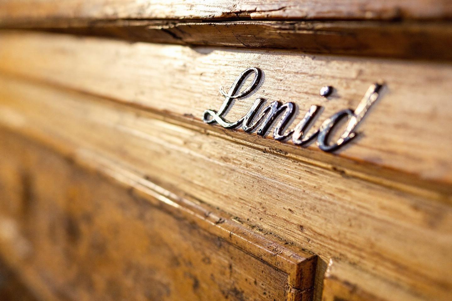 Mot 'Livid' en métal sur une surface en bois usée