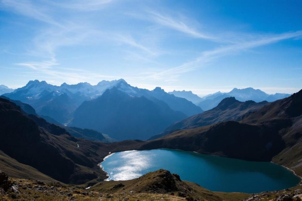 Le plus grand lac naturel d’altitude d’Europe se trouve en région PACA : c’est une merveille à explorer