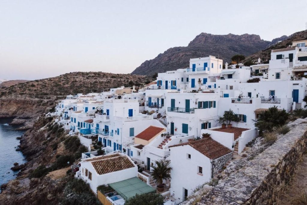 Cette île de Vendée fait penser aux îles grecques avec ses ruelles blanches et ses volets bleus