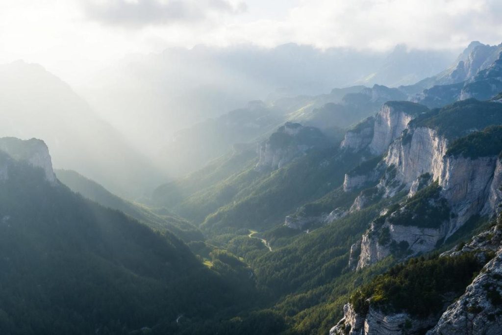 Laissez-vous émerveiller par le massif montagneux le plus spectaculaire de France, paradis des randonneurs