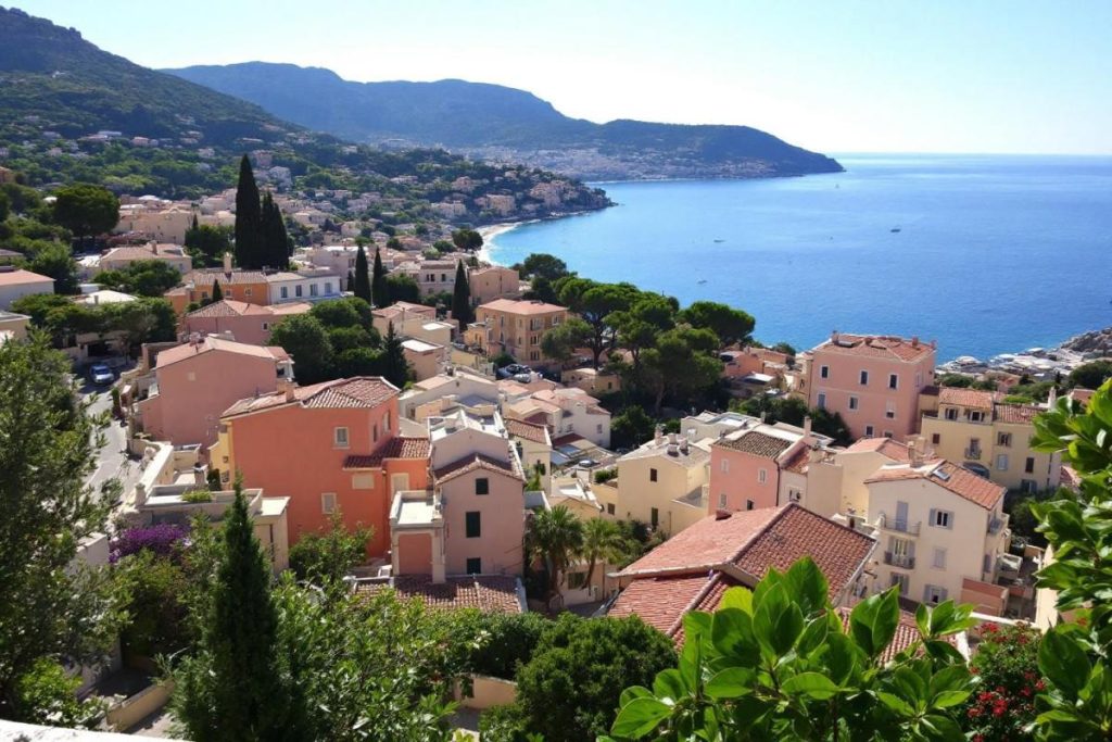 Moins célèbre que Saint-Tropez, ce village de la Côte d’Azur n’en est pas moins enchanteur
