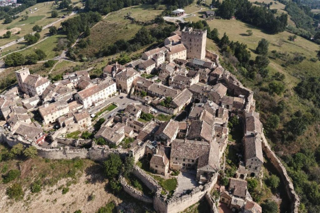 Le plus grand village fortifié d’Europe est en France, mais peu de touristes le connaissent vraiment
