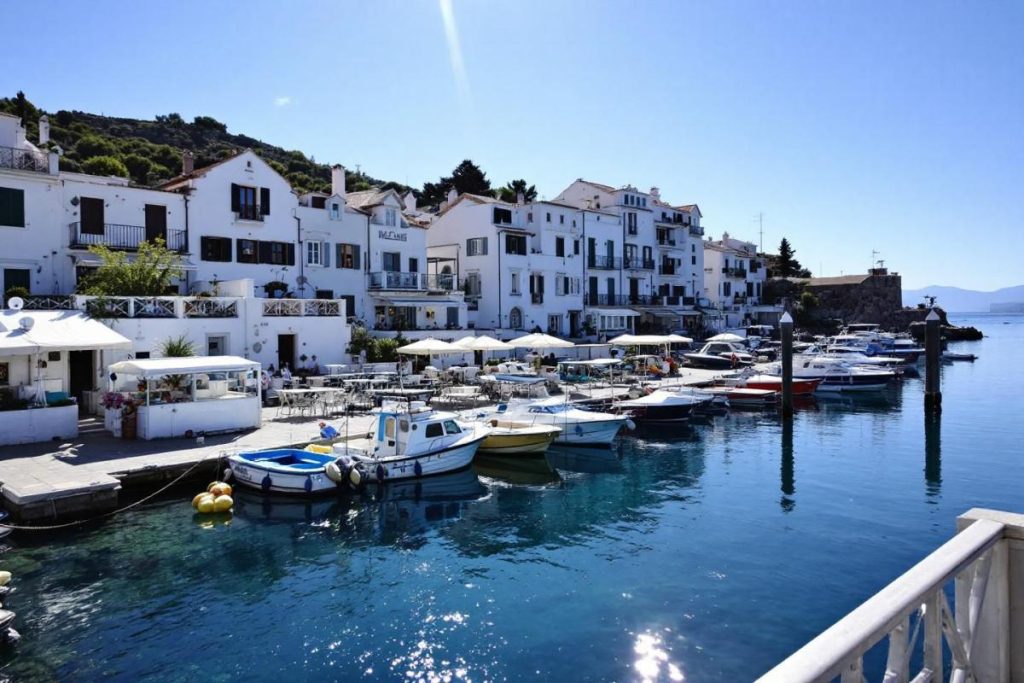 Ce village du sud, surnommé le “Mykonos de l’Hérault”, séduit avec ses façades claires et son port animé