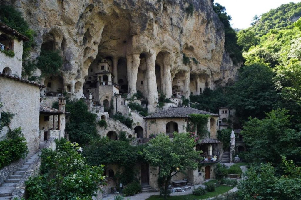 Ce village du Lot avec ses ruelles troglodytiques et ses panoramas vertigineux attire les passionnés de patrimoine