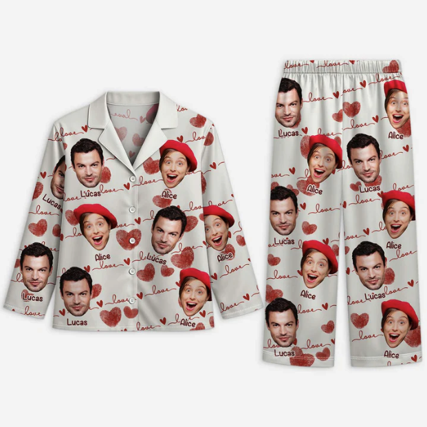 Pyjama blanc avec des photos répétées de deux visages, des cœurs rouges, le mot "love" et les noms "Lucas" et "Alice" imprimés partout.