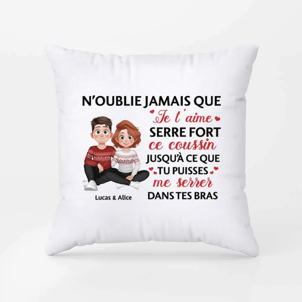 Coussin décoratif blanc avec une illustration d'un couple souriant assis ensemble et un texte en français exprimant l'amour et le réconfort, personnalisé avec les noms "Lucas & Alice".