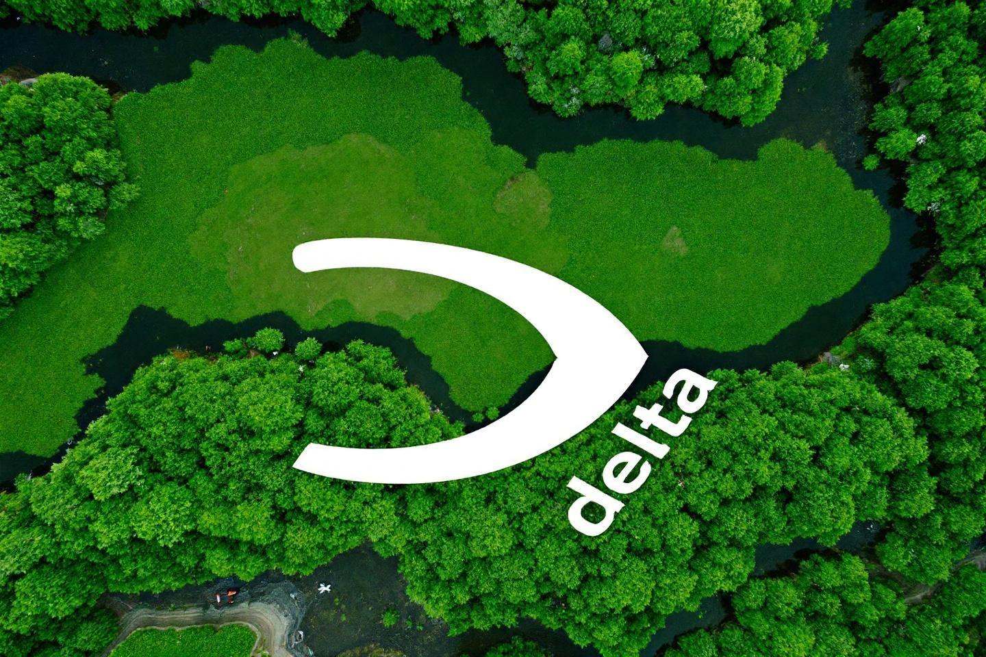 Logo Delta blanc sur fond de forêt dense et rivière