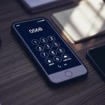 Écran de téléphone affichant un clavier numérique avec code 0568