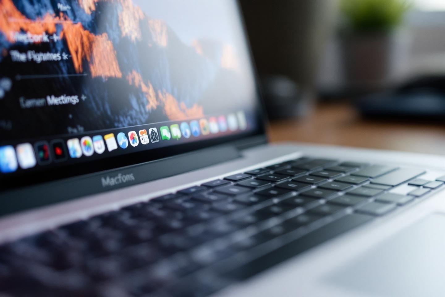 Gros plan d'un ordinateur portable MacBook avec des icônes colorées