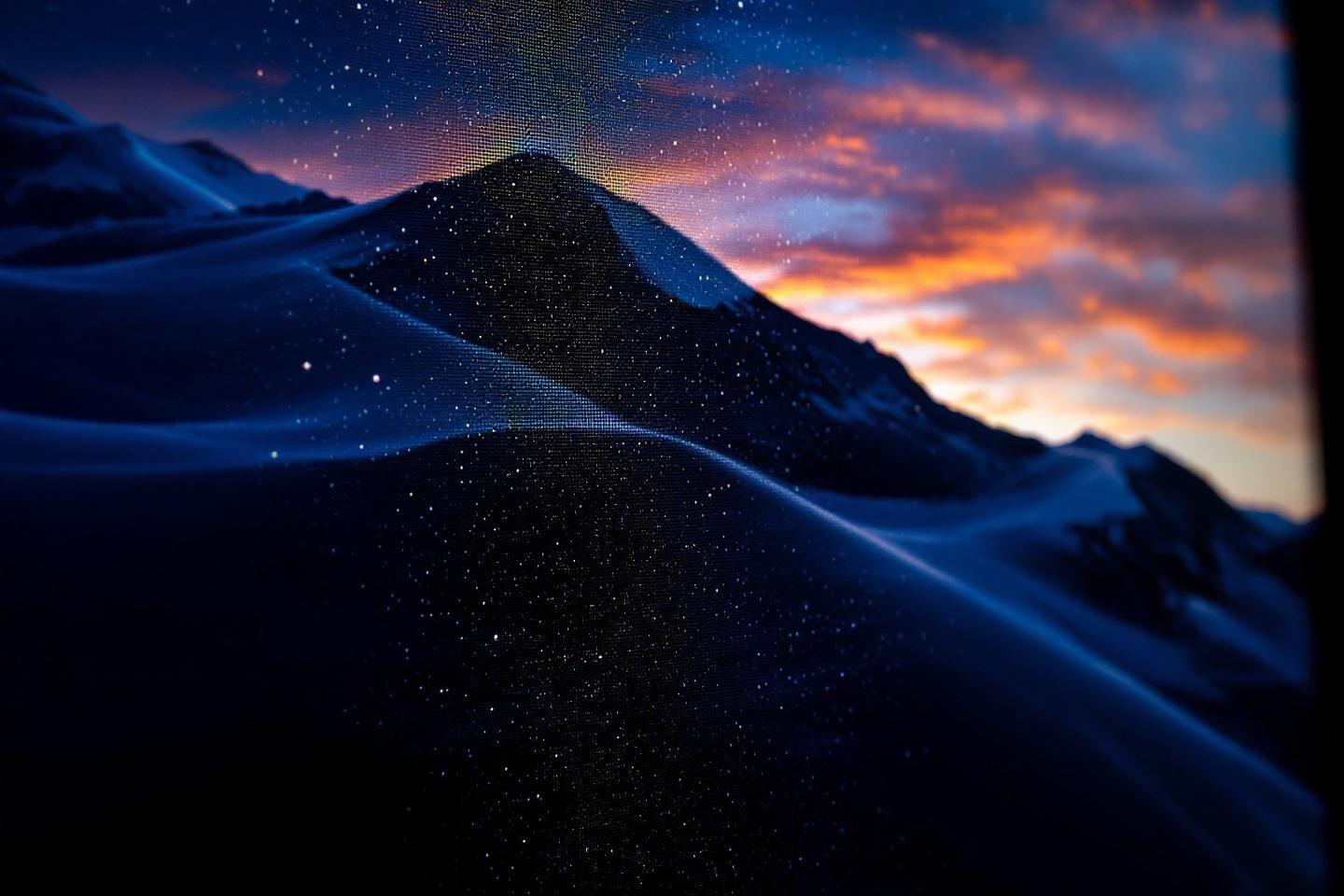 Paysage montagneux nocturne avec ciel étoilé coloré