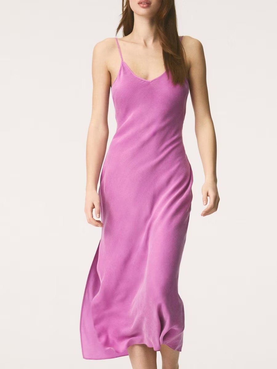 Une femme portant une robe rose sans manches
