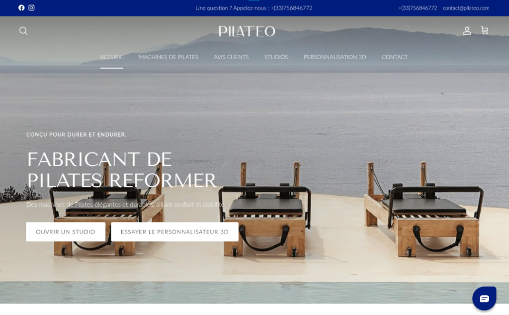 Trois machines Pilates Reformer sont placées sur le patio d'une piscine avec vue sur une mer calme et des collines lointaines sous un ciel nuageux.