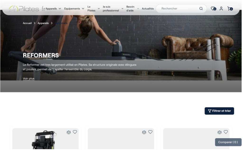 Une femme utilise un appareil Pilates reformer dans un studio avec un mur en briques et un canapé en cuir ; le menu du site web et la liste des produits sont visibles.
