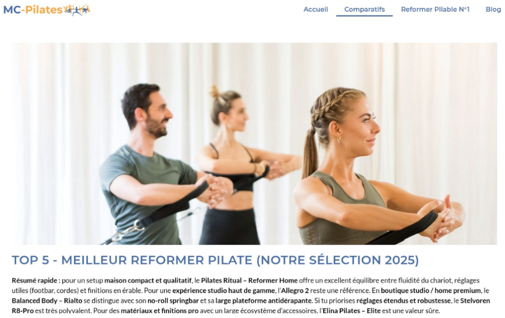 Dans un studio lumineux, trois personnes s'exercent sur des machines Pilates reformer, en suivant un instructeur, chacune utilisant des bandes de résistance pour sa séance d'entraînement.