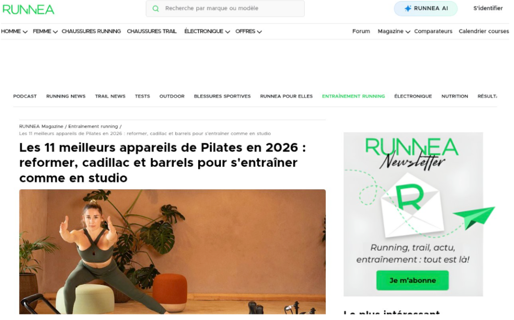 Une femme en tenue de sport pratique le Pilates sur un reformer dans un studio avec des plantes et des appareils de fitness. Un texte en français sur les appareils de Pilates est visible au-dessus de l'image.