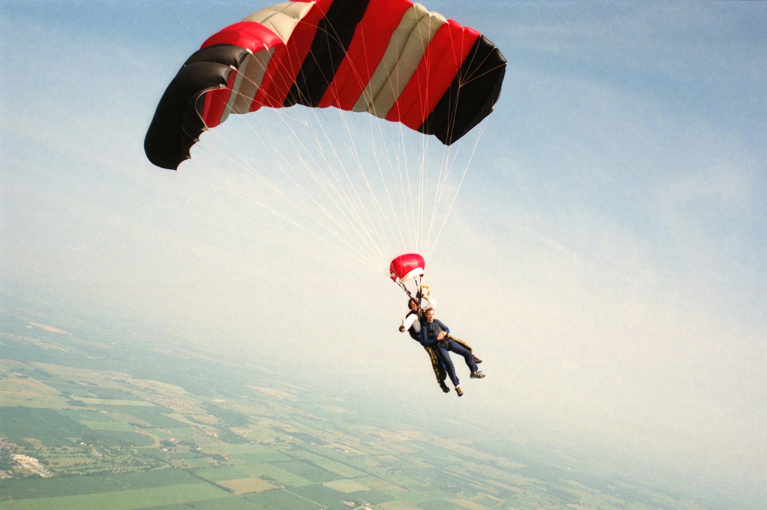 Personnes en saut en parachute en tandem